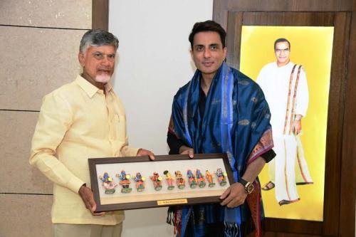 కొండపల్లి బొమ్మల సెట్‌ను సోనూసూద్‌కు ఙ్ఞాపికగా అందిస్తోన్నచంద్రబాబు