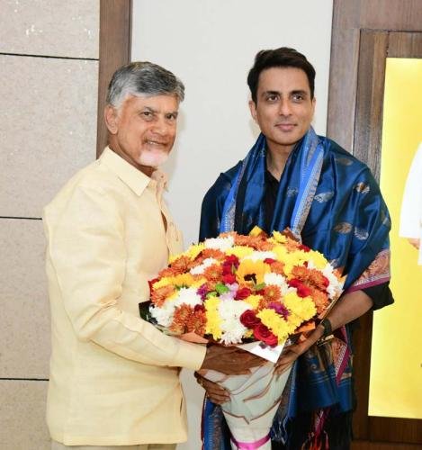 నటుడు సోనూ సూద్‌ను ఈ సందర్భంగా శాలువా కప్పి సత్కరించారు చంద్రబాబు నాయుడు.